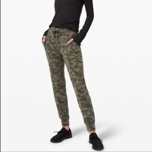 Lululemon Ready to Rulu Jogger, Size 6